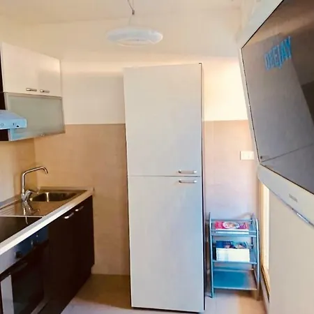 Lovely Sunny Design Studio Apartman