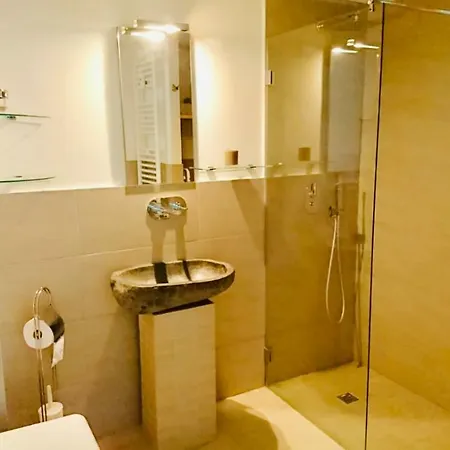 Lovely Sunny Design Studio Apartment *